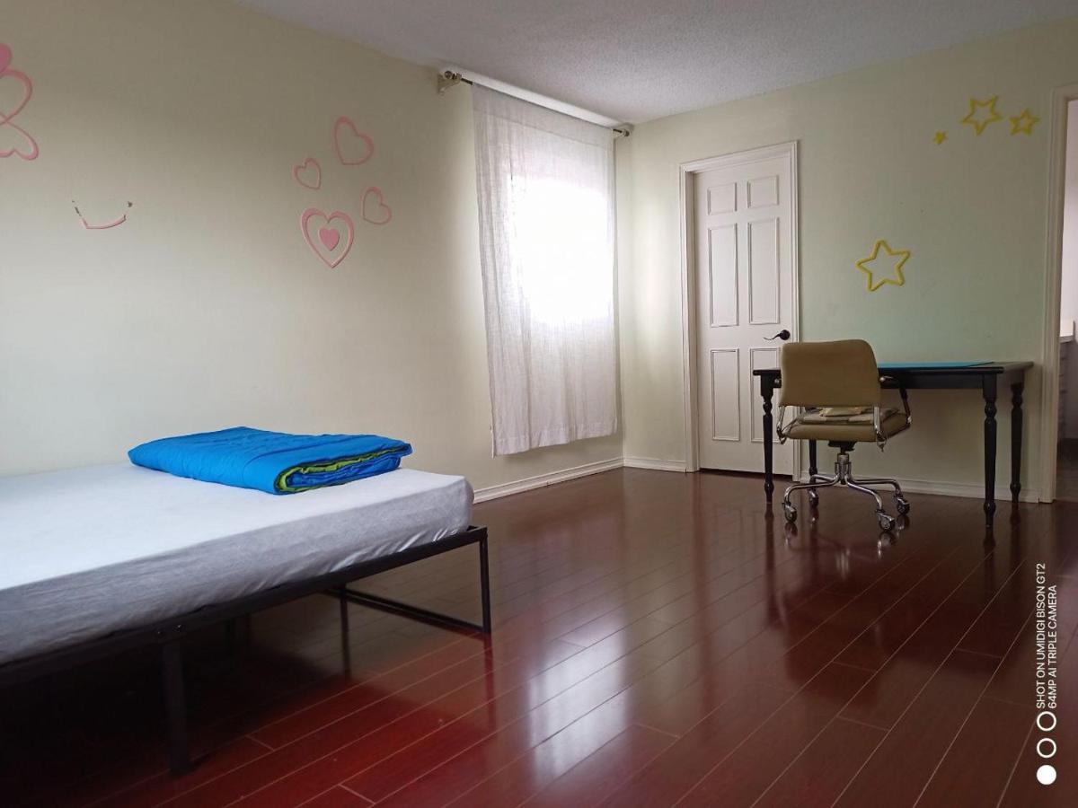 Stb-Double Bed With Private Washroom โตรอนโต ภายนอก รูปภาพ